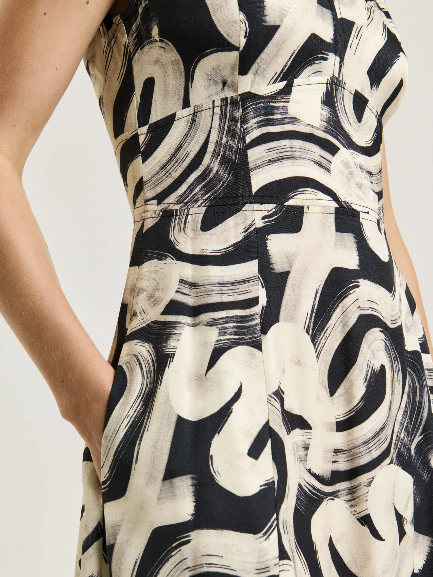 BLACK ABSTRACT BRUSH MIDI DRESS - Image 4