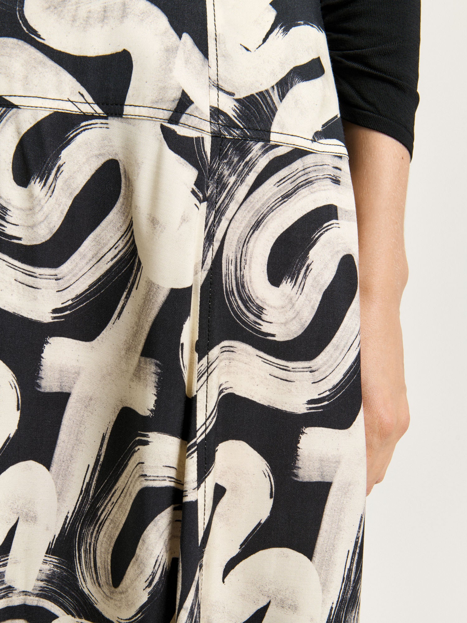 BLACK ABSTRACT BRUSH MIDI SKIRT - Image 4