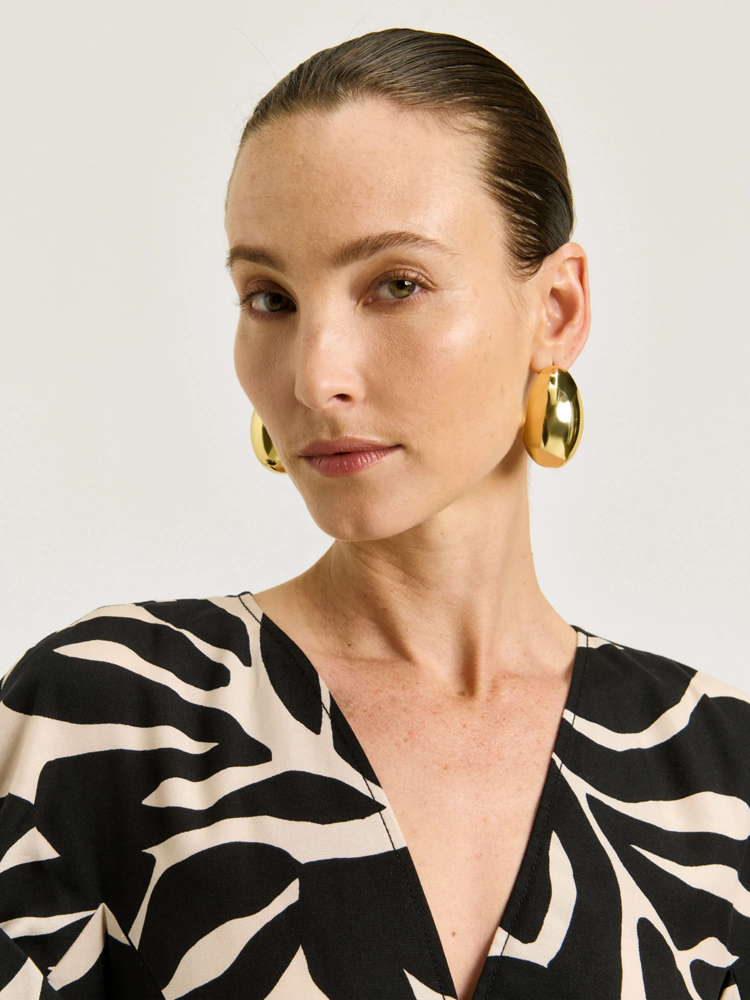 BLACK FOLIAGE V NECK DRESS - Image 4