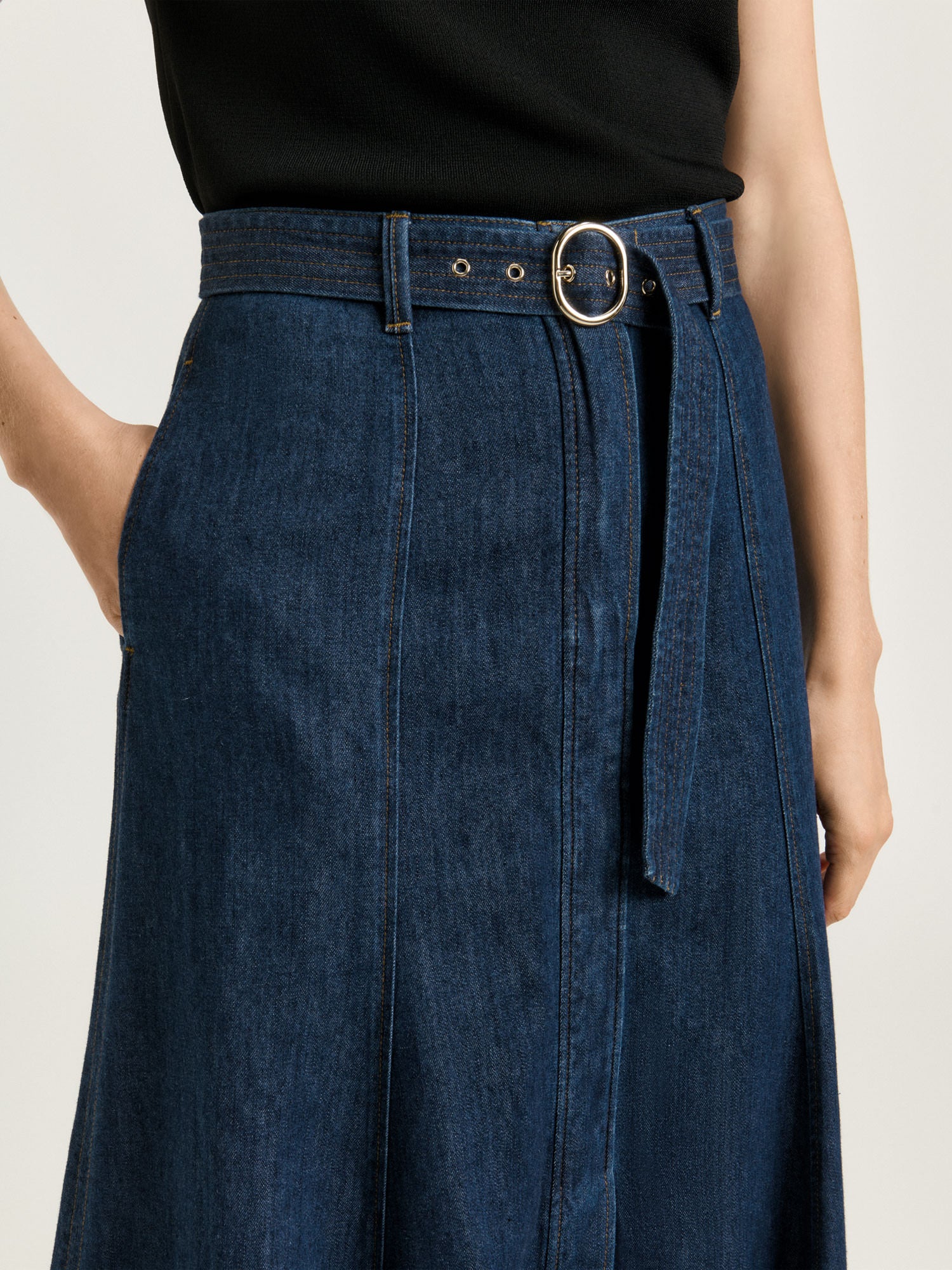 COTTON TENCEL DENIM BELTED SKIRT - Image 4