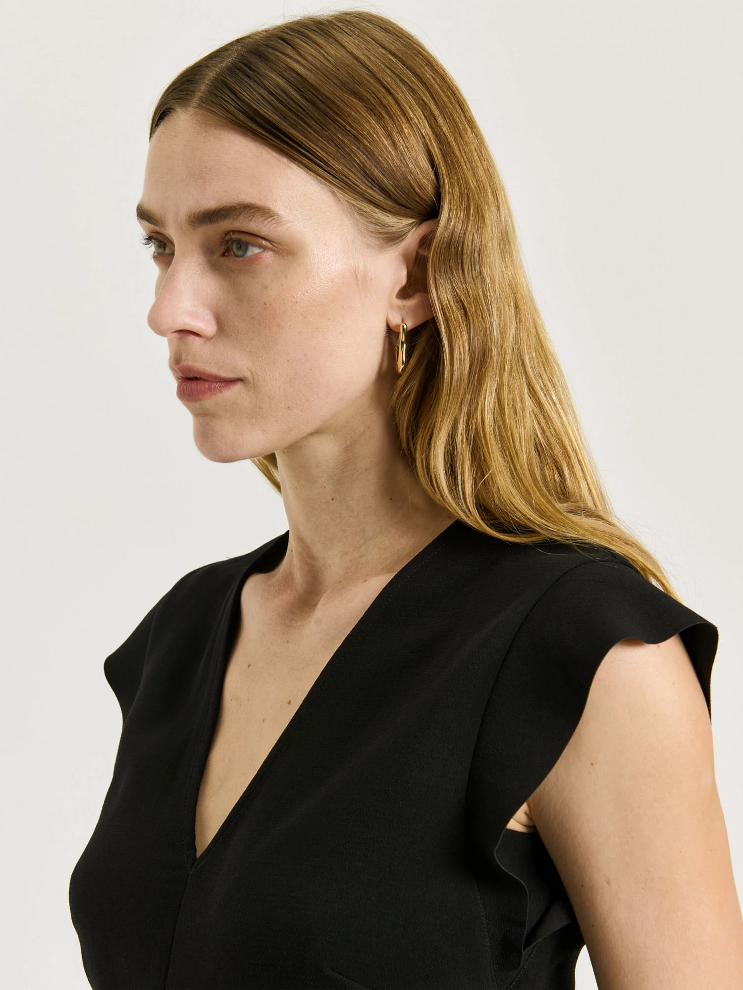 DOUBLE CREPE V NECK TOP - Image 4